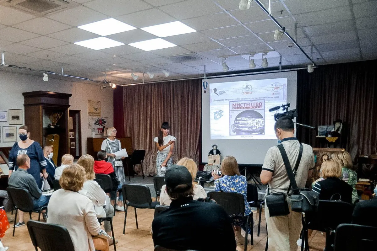 ВІДКРИТТЯ ВИСТАВКИ ТВОРЧИХ РОБІТ В’ЯЗНІВ “МИСТЕЦТВО КРІЗЬ МУРИ”