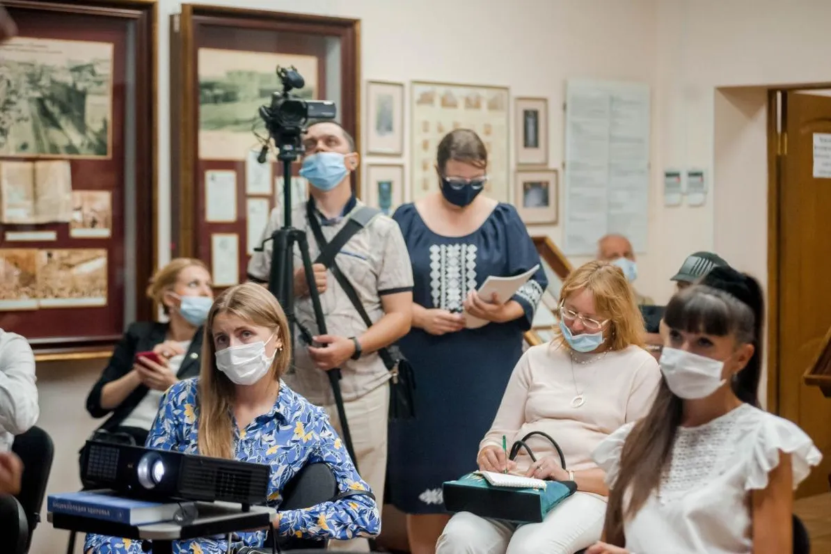 ВІДКРИТТЯ ВИСТАВКИ ТВОРЧИХ РОБІТ В’ЯЗНІВ “МИСТЕЦТВО КРІЗЬ МУРИ”