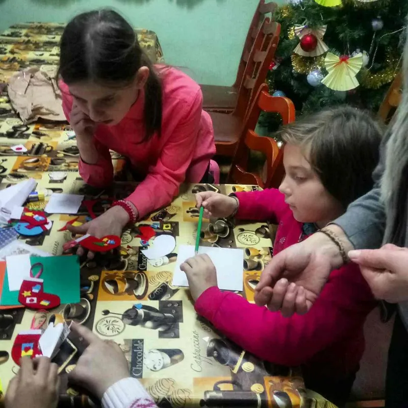 ЯПОНСЬКІ ВОЛОНТЕРИ РОБЛЯТЬ З ДІТЬМИ НОВОРІЧНІ ІГРАШКИ З ФЕТРУ